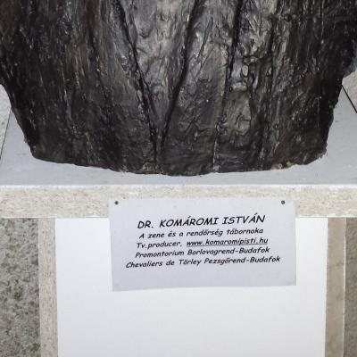 A Komáromi Pisti szobor felirata